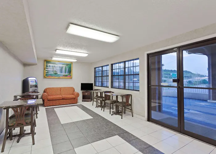 Kid friendly hotel Days Inn By Wyndham Downtown-Nashville West Trinity Lane